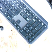 Bežična tipkovnica Logitech MX Keys S, grafitno siva, s pozadinskim osvjetljenjem — ogrebotine i prljavština (stanje: vidi 2. sliku) 1
