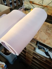 Extra hrubá podložka na jogu Amazon Basics, hrúbka 2,5 cm, s popruhom na nosenie, ružová, podložka na pilates a fitness 4