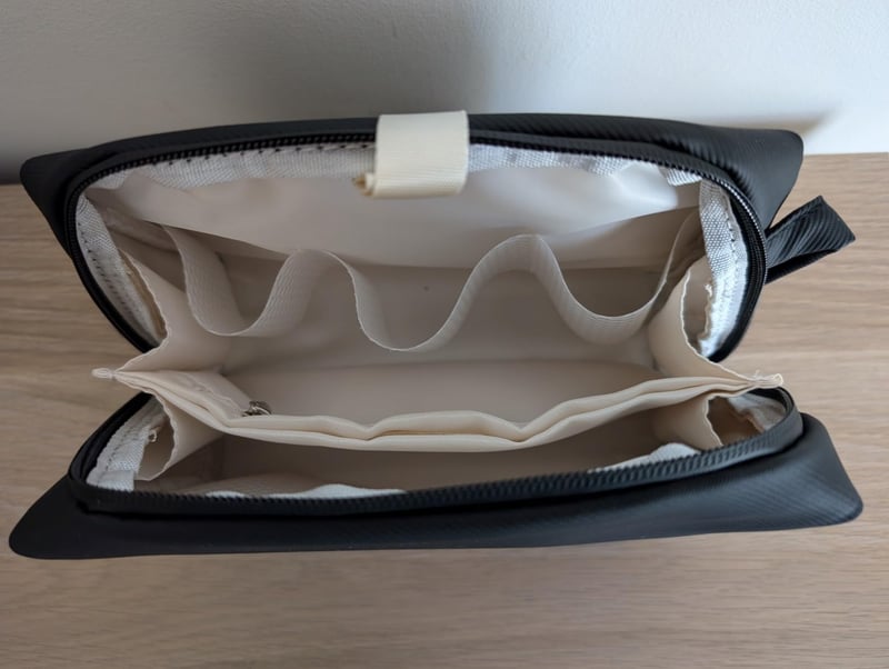 LBJR Fekete Kozmetikai Táska - Utazási Sminkesdoboz Nőknek és Férfiaknak - Hordozható Piperetáska Szervező 24x12x15 cm