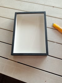WISYOK 3D tieňový rám na fotky A4, čierny, 31x22,5x4,5 cm, hĺbka 3 cm — jeden dlhší škrabanec na plexiskle (stav: pozri 2. obrázok) 2