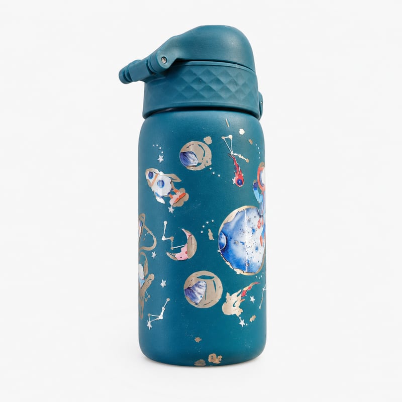 Termos pentru copii ion8 din oțel inoxidabil, 320 ml, cu model de astronauți, etanș, cu deschidere cu o singură mână — utilizat, cu modelul puternic uzat