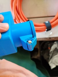 goobay CEE karavanový adaptérový kábel 5 m, CEE zástrčka a 90° CEE zásuvka, IP44 — Jeden z úchytov krycích dvierok je zlomený (stav: viď 2. obrázok) 3