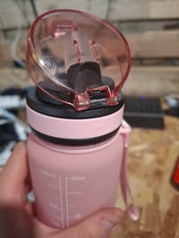 Športová fľaša JAPORIA 1L so slamkou, časovým označením, bez BPA, vhodná aj na sýtené nápoje — držiak na viečku je zlomený (stav: pozri 2. obrázok) 5