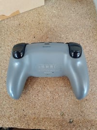 Bezdrôtový ovládač PlayStation DualSense pre PS5 – sivý – chybný, čiastočne funkčný: ľavá páčka má drift (stav: viď 2. obrázok) 3