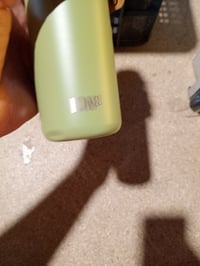 Ocelová fľaša ion8 600 ml, khaki zelená, otváranie jednou rukou, nepriepustná, vhodná do umývačky riadu — dno je preliačené (stav: pozri 2. obrázok) 2