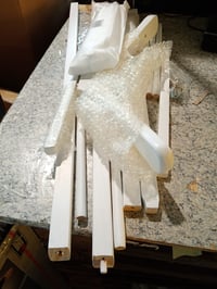 Suport pentru haine HAKU, tip valet, din lemn masiv, alb, 47x102x36 — defect, funcționează parțial: o bucată este ruptă în zona umerașului (stare: vezi a 2-a imagine) 3
