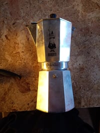 Bialetti Moka Express 18 személyes kotyogós — hibás, részben működik: letört nyél, foltos és használt felület (állapot: lásd a 2. képet) 7