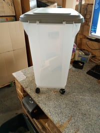 Iris Ohyama ATS-L hermetički spremnik za hranu za kućne ljubimce s kotačićima i lopaticom, 45 L / 15 kg — malo oštećenje ispod poklopca (stanje: vidi 2. sliku) 3