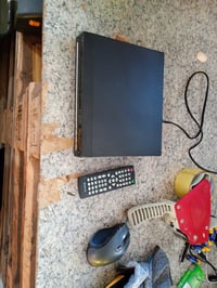 DVD player Denver DVH-7787 pentru televizor, cu conexiune HDMI și USB, rezoluție 1080p, redare fără restricții de regiune, negru, cu telecomandă și 2