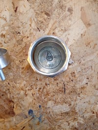 Hliníkový kávovar Bialetti Moka Express na 2 šálky, 90 ml, strieborno-čierny — známky opotrebovania a škvrny (stav: pozri 2. obrázok) 3
