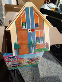 PLAYMOBIL Dollhouse 70985 Prenosný domček pre bábiky s rukoväťou, 64-dielna súprava, 4 – 10 rokov — chýba uchytenie dverí (stav: pozri 2. obrázok) 2