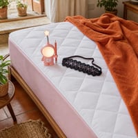 Költözős alváscsomag: gumis lepedő 90x190 + matracvédő 90x190 + pléd + alvómaszk + USB lámpa 1