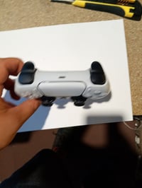 Bezdrôtový ovládač Sony DualSense pre PS5, biely — chybný, na náhradné diely: Ľavý joystick neustále driftuje (stav: pozri 2. obrázok) 3