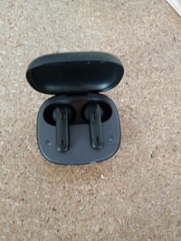 Bezdrôtové slúchadlá JBL Wave Flex 2 True Wireless – čierne, vodoodolnosť IP54, 40-hodinová výdrž batérie, nabíjanie cez USB-C, používané 4