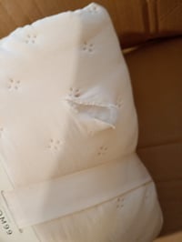 Cuvine de pat elegant matlasat ROOM99 Molly, culoarea crem, 220x240 cm, cu margine cu volane, prezintă o mică ruptură (stare: vezi a 2-a imagine) 3