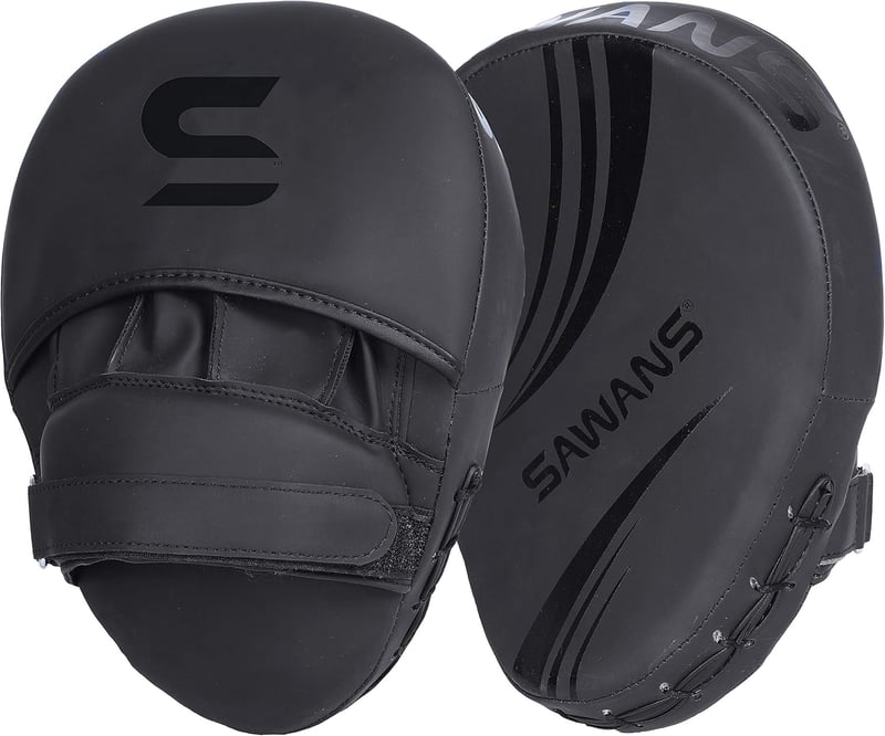 SAWANS Bőr Box Edzőpajzs - Fekete Ívelt Ütőpárna Tépőzáras Rögzítéssel, MMA, Kickbox, Muay Thai Edzéshez, Felnőtteknek