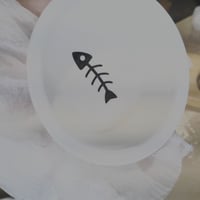 Suport din bambus Relaxdays cu 3 boluri ceramice albe, pentru pisici și câini de talie mică — Puțin murdar de mâncare (stare: vezi a 2-a imagine) 2
