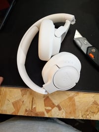 JBL Tune 720BT Bluetooth slušalice bijele, JBL Pure — neispravne, za dijelove: jedan zvučnik ne radi, drugi krči (stanje: vidi 2. sliku) 2