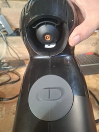 Espressor cu capsule Krups Nescafé Dolce Gusto Piccolo XS KP1A3B — defect, pentru piese: suport de capsule deteriorat, nu se poate deschide (stare: vezi a doua fotografie) 4
