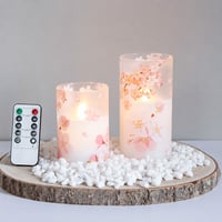 Set Lumânări LED fără flacără Mavandes, 2 bucăți, cu telecomandă și temporizator, model floare de cireș, ceară naturală, 7,5x10 și 7,5x12,5 cm, lumină caldă 2