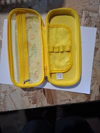 Peračník LEGAMI Wonderwow s motívom včiel, 2 priehradkami a držiakom na perá, vnútorným sieťovaným vreckom, na zips, žltý, 23x11x5 cm 4