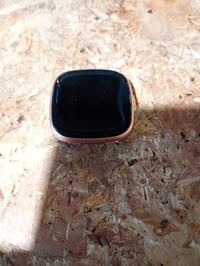 Fitbit Versa 4 Okosóra Fitness Tracker Beépített GPS-sel — hibás, alkatrésznek: folyamatosan ki-be kapcsolódik (állapot: lásd a 2. képet) 2