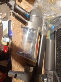 Shark PowerDetect Clean & Empty bežični usisavač — neispravan, djelomično radi: tipka za uključivanje neispravna, četka za pod ne radi (stanje: vidi 2. sliku) 2