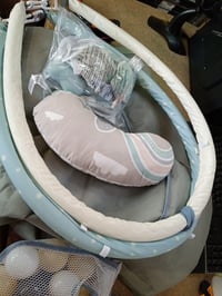 MoMi PASTEL detská hracia deka 3 v 1 s hrazdičkou, suchý bazén s loptičkami, 5 hračiek, 20 loptičiek s taškou a vankúšikom na ležanie na brušku 2