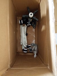 Scaun de birou ergonomic Farini cu roți, tetieră și cotiere rabatabile — o mică ruptură pe șezut (stare: vezi poza a 2-a) 3