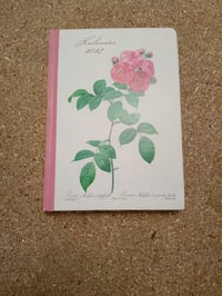Agendă Neumann Verlage Redoutes Rosen 2027, 11x16 cm, Planificator săptămânal, cu 2 semne de carte, germană — copertă deteriorată (stare: vezi a 2-a imagine) 2