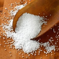 CANDELISS Sztearinsav 2 kg - Gyertya Keményítő Adalék Házi Gyertyakészítéshez, Illatgyertyákhoz, Szappanokhoz és Kozmetikumokhoz - Tartósabb 2