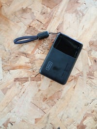 Mini powerbank INIU 10 000 mAh, 45 W rýchle nabíjanie, so vstavaným USB-C káblom, LCD displejom, čierna – kompatibilná s iPhone a Samsung 2
