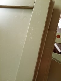 VASAGLE kupaonski ormarić s ugrađenom rasvjetom i podesivim policama — izlizana površina s tragovima boje (stanje: vidi 2. sliku) 2
