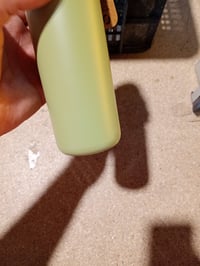Ocelová fľaša ion8 600 ml, khaki zelená, otváranie jednou rukou, nepriepustná, vhodná do umývačky riadu — dno je preliačené (stav: pozri 2. obrázok) 3