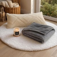 Zimski set za ušuškavanje: 1x deka 130x150 cm + 1x jastučnica 40x80 cm + mirisna svijeća + tepih 120 cm 1
