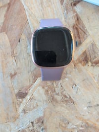 Inteligentné hodinky Fitbit Versa 4 s GPS, malinovo červená farba, ružovozlatý hliníkový rám — chybné, na náhradné diely: Nabíjajú sa (stav: viď 2. obrázok) 2