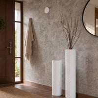 Betonfalas tapétadekor: 100 mm-es klímanyílás-takaró + 40 cm × 7 m öntapadós tapéta + 2 db padlóváza 1