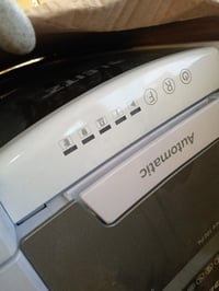 Distrugător de documente Leitz IQ Autofeed Small Office, cu alimentare automată de 100 de coli, tăiere în particule, pentru uz de birou, cu urme vizibile de utilizare 3