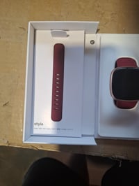 Inteligentné hodinky Fitbit Versa 4 s GPS, fialovo-ružový remienok / puzdro z ružového hliníka — chybné, nezobrazuje obraz, na náhradné diely (stav: pozri 2. obrázok) 3