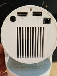 Mini projektor Alwtniet 4K, Wi-Fi 6, Bluetooth 5.4, 5W reproduktor, 180-stupňový otočný stojan, biela, používaný 2