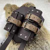 HiiFeuer Középkori Barna Műbőr Dupla Háti Kardtartó LARP Jelmezekhez 4