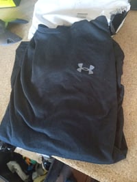 Under Armour Tech 2.0 férfi rövid ujjú sportpóló, XL-es méret, fekete, légáteresztő edzőpóló — apró lyuk a pólón (állapot: lásd a 2. képet) 2