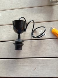 Závesné svietidlo s päticou E27 a závitovým krúžkom, čierne – prasknutý krycí prvok (stav: pozri 2. obrázok) 2