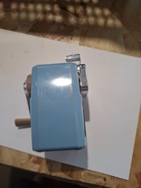Stolové strúhadlo na ceruzky CARL Angel 5 Premium 3 s kľukou, svetlomodré, na použitie v kancelárii aj v škole 4