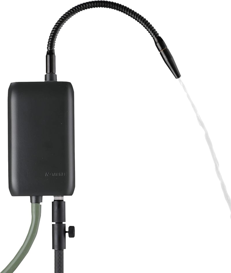 New Direction Tackle Önfelszívó Vízszivattyú 4 Méteres Tömlővel - USB Tölthető, Szűrőkosaras, Akkumulátoros, Fekete