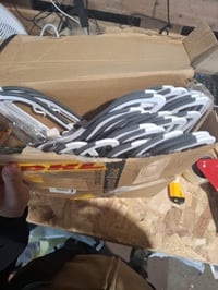 SONGMICS Plastične vješalice za odjeću, set od 28 komada, protuklizne, 0,5 cm tanke, širine 42 cm, prostorno učinkovite, bijelo-sive 4