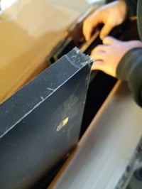 vidaXL crni ormarić 69,5x34x90 cm od konstruiranog drva sa staklenim vratima i ladicama — udaren na kutevima, tragovi sastavljanja (stanje: vidi 2. sliku) 3