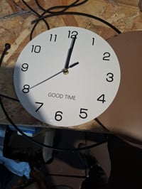 Moderné nástenné hodiny TWFJEL 120x38 cm – Tiché kremenné hodiny s kovovým rámom a dreveným ciferníkom — menšie poškodenie na hlavnej jednotke (stav: pozri 2. obrázok) 4