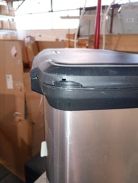 Odpadkový kôš s pedálom Curver Deco Bin, 50 litrov, sivý s kovovým vzhľadom, tiché zatváranie, 39x29x72 cm, do kuchyne — používaný (stav: pozri 2. obrázok) 4