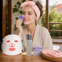 Rozjasňujúca rutina: 1x kefa + 1x toner + 1x krém + 1x LED maska + 1x čelenka 1